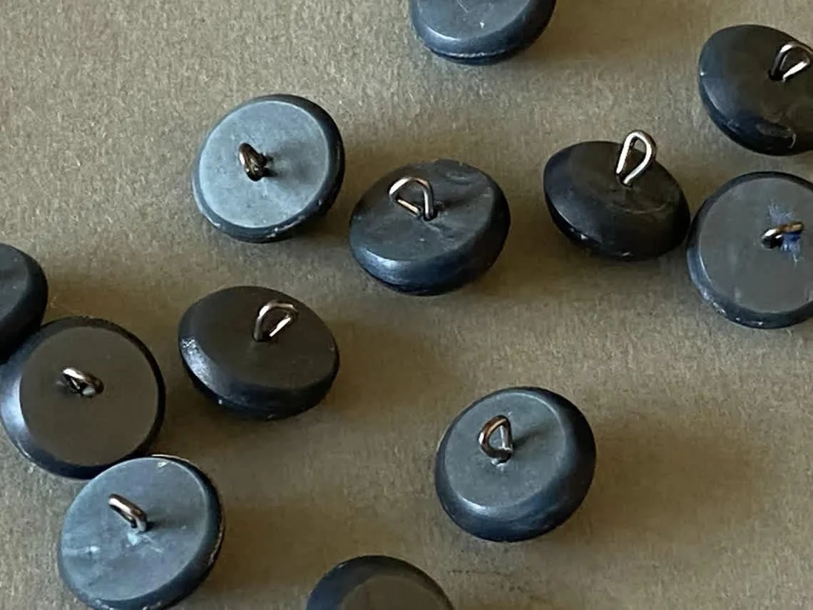 Vintage knoppen van 12 mm met grijs geaderde steel - Set van 10 • Knoppen – photo 2